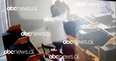 Knock Out fatal: 7 grushtat e vdekjes/ Pamjet shokante se si “sekseri boksier” hodhi në tokë biznesmenin (VIDEO)