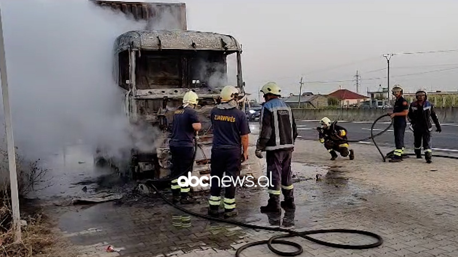 VIDEO/ Përfshihet nga flakët kamioni në aksin rrugor Lushnje – Rrogozhinë, pak metra larg karburantit