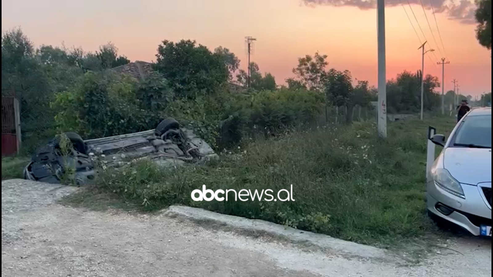 VIDEO/ Aksident në afërsi të plazhit të Semanit/ Makina del nga rruga dhe përfundon në kanal