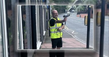 Përdor tharësen e flokëve në vend të radarit, britaniku “polic” në lagjen e vet