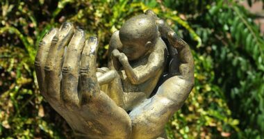 Ngeli shtatzënë si pasojë e përdhunimit, lind 13-vjeçarja në SHBA, ligji e ndaloi të abortonte