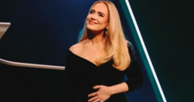 VIDEO/ Adele shpërthen në lot, zbulon gjininë e bebit që janë në pritje një çift fansash së saj