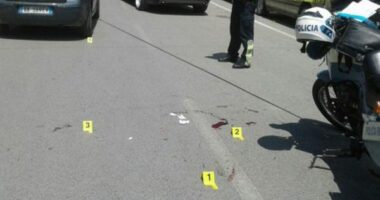 U përplas nga një makinë në autostradën Tiranë-Durrës, humb jetën pastruesi i rrugës