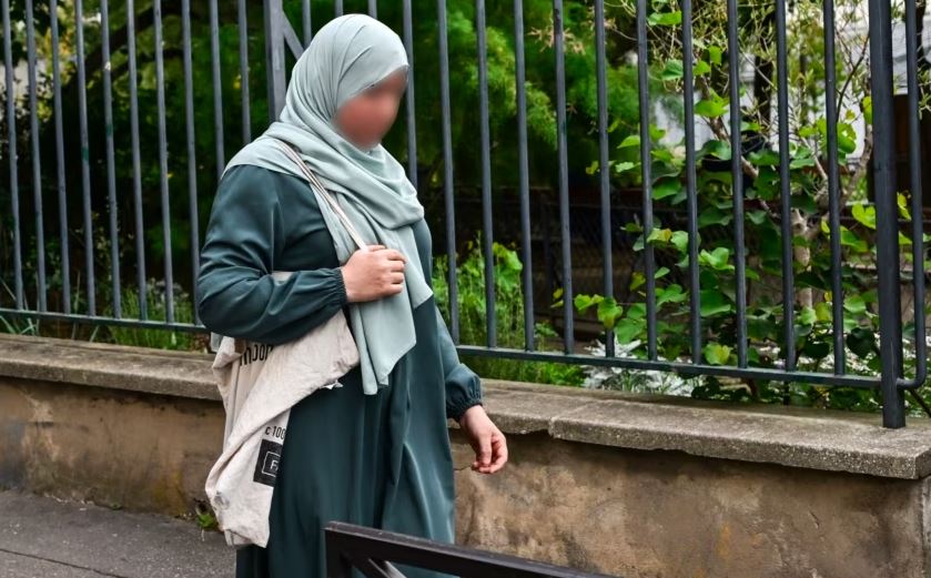 Ndalimi në shkollat franceze i ‘abajave’ ndez debatin mbi veshjet