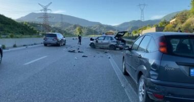 Aksident në autostradën “Elbasan – Tiranë”, 24-vjeçari humb kontrollin e makinës dhe përplaset me mbrojtëset metalike