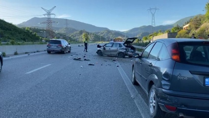Aksident në autostradën “Elbasan – Tiranë”, 24-vjeçari humb kontrollin e makinës dhe përplaset me mbrojtëset metalike