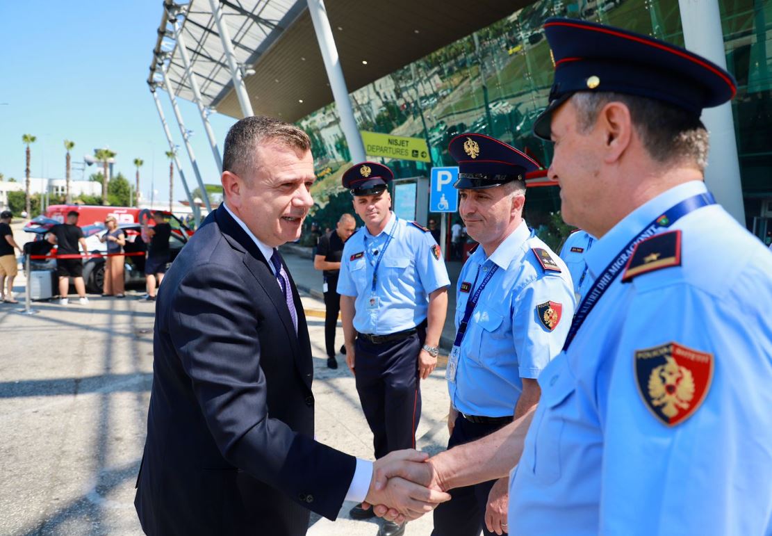 Balla e nis ditën në aeroportin “Nënë Tereza”: Policia Kufitare, punë të shkëlqyer për menaxhimin e fluksit