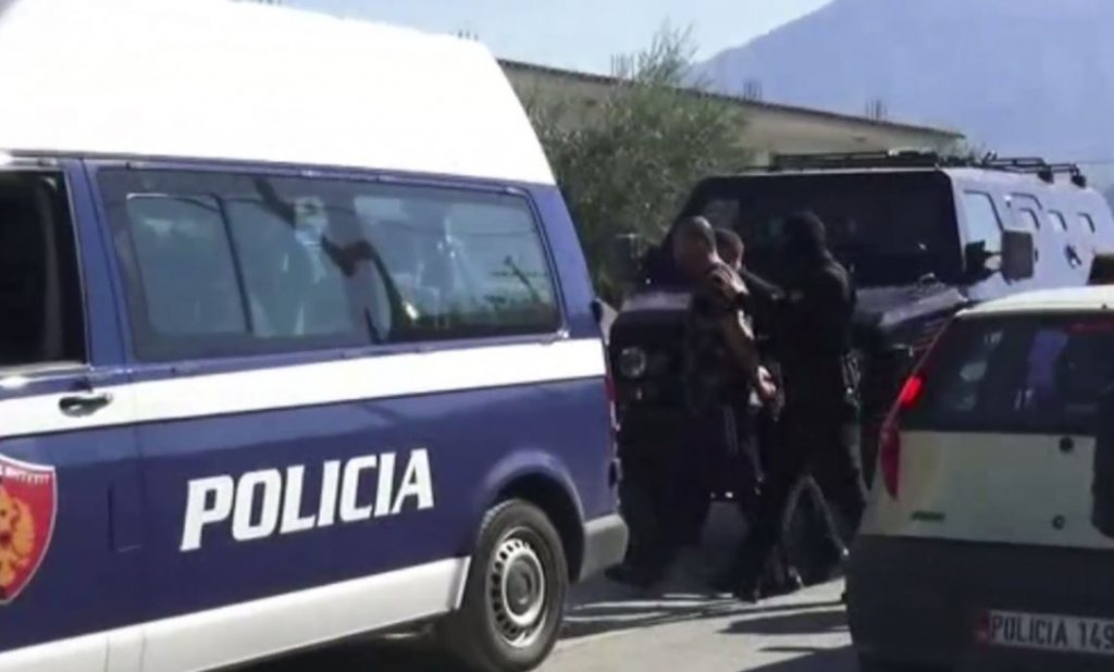 Kapen në flagrancë katër persona në Krujë, 3 prej të cilëve kishin thyer masën “Arrest në shtëpi”