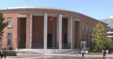 Shqiptarët konvertojnë kreditë në lekë/ Banka e Shqipërisë: Shkak, luhatjet e kursit dhe normat e interesit