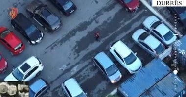 Përvetësonte pagesat e qytetarëve që parkonin dhe shfrytëzonte dy të mitur, arrestohet 37-vjeçari në  Durrës