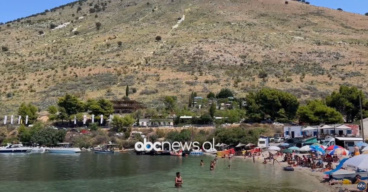 Plazh pranë kalasë, turistët preferojnë natyrën e egër të Porto Palermos