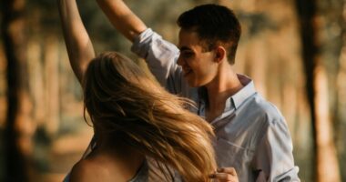 Studimi zbulon arsyen pse meshkujt besojnë në dashurinë me shikim të parë, ndërsa femrat jo