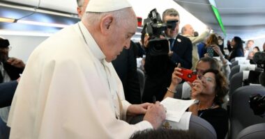 Papa Françesku në Portugali, postera që denoncojnë abuzimin seksual të fëmijëve nga klerikët, vendosen në Lisbonë