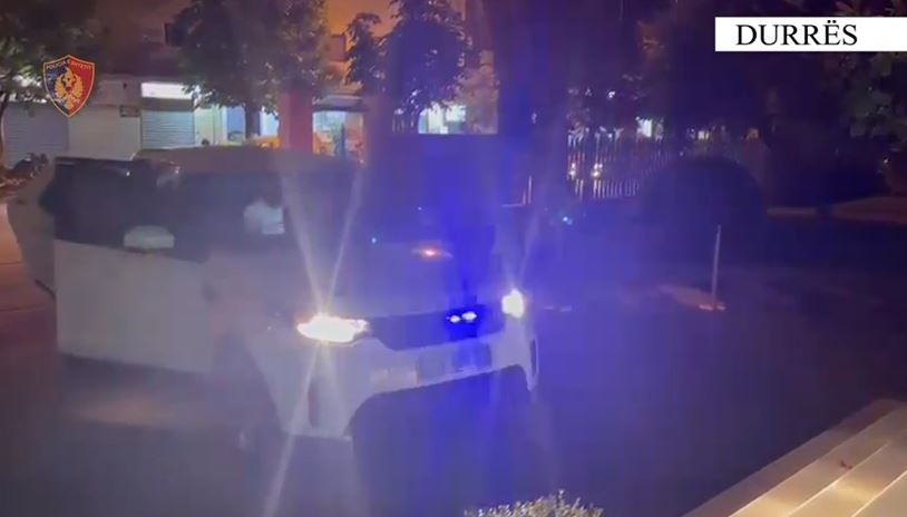 Durrës/ Kanosi kushëririn e tij duke qëlluar me kallashnikov në ajër, arrestohet 26-vjeçari: Çfarë sekuestroi policia