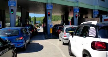 Autoboti bllokoi rrugën/ Hapet Pika Kufitare e Qafë Thanës pas dy ditësh