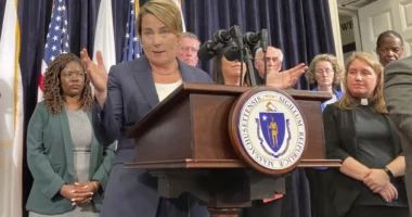 Fluksi i emigrantëve në SHBA, guvernatorja e Massachusetts shpall gjendjen e jashtëzakonshme