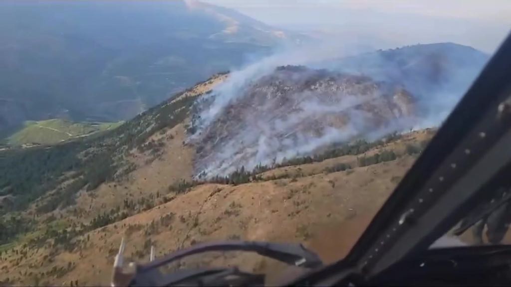 VIDEO/ Flakët në Parkun Kombëtar të Lurës, nisen menjëherë efektivët e Forcës Ajrore dhe helikopteri