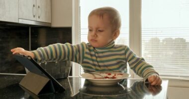 Studimi: Ekspozimi i fëmijëve ndaj ekraneve pengon zhvillimin e tyre