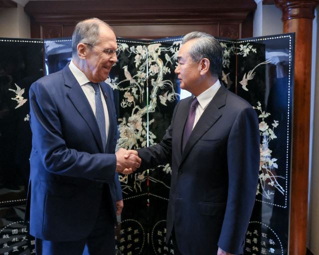 Ministri i Jashtëm kinez takon Lavrov: Do të jemi të paanshëm për Ukrainën