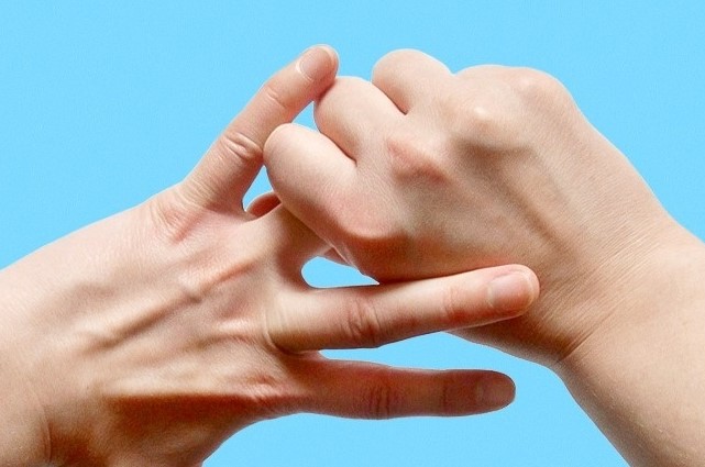 Kërcitja e gishtërinjve e dëmshme për shëndetin? Ja çfarë thotë studimi i ri