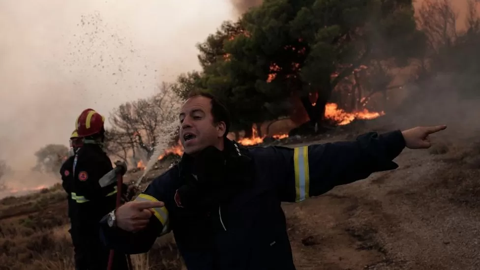 Greqia nën ‘pushtimin’ e zjarreve/ Flakët vijojnë të jenë jashtë kontrollit
