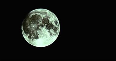 Hëna Blu spektakël në Tiranë/ Shijohet edhe në kryeqytet, shfaqet në madhësi dhe ngjyrë jo të zakontë