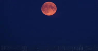 FOTO/ “Hëna e Plotë Blu” dhuron spektakël, ndriçon qiellin anembanë botës