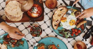 Studimi: Ngjyra e pjatës ndikon në sasinë e ushqimit që do të hani