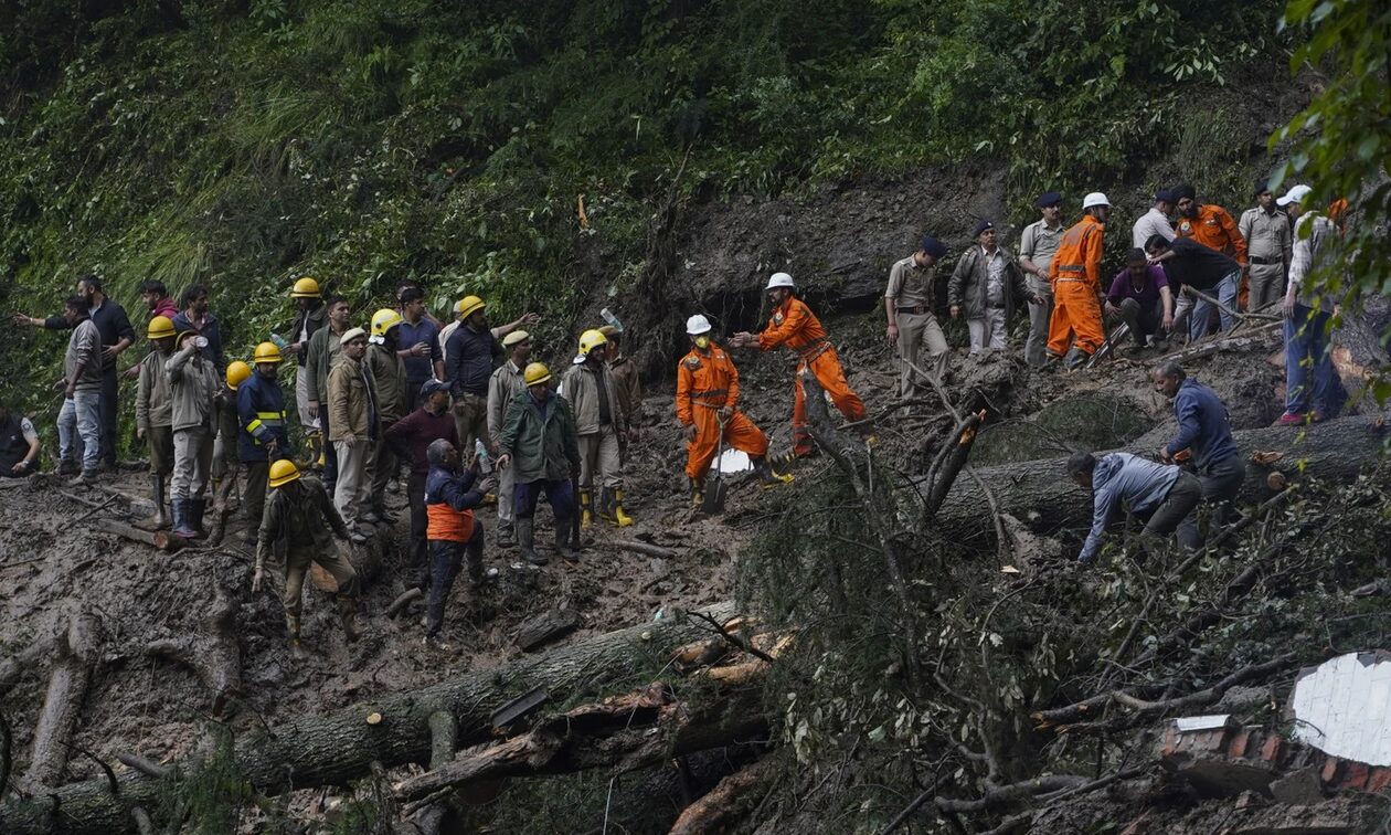 Shirat e rrëmbyeshëm dhe rrëshqitjet e dheut shkaktojnë 22 të vdekur në Indi