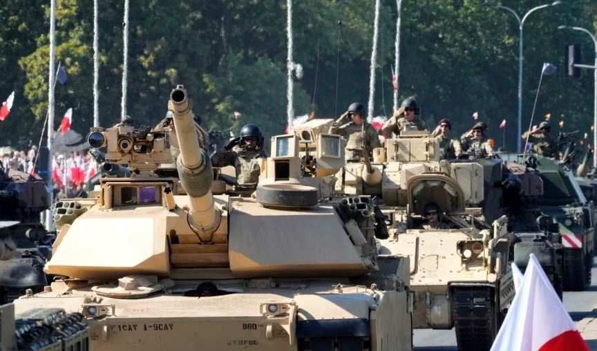Varshava shfaq forcën ushtarake mes kërcënimeve në rritje nga fqinjët e saj