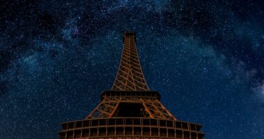 E pazakontë, dy turistë të dehur amerikanë i zë gjumi në Kullën Eifel