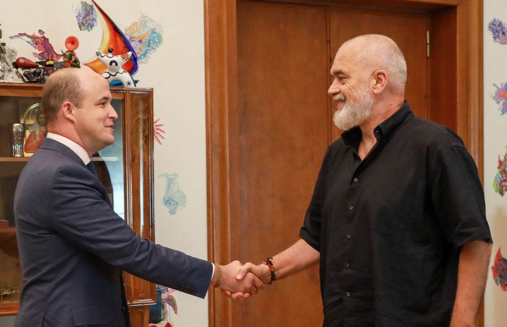 Rama takon zyrtarin e ambasadës amerikane në Tiranë, diskutime për partneritetin e ngushtë SHBA-Shqipëri