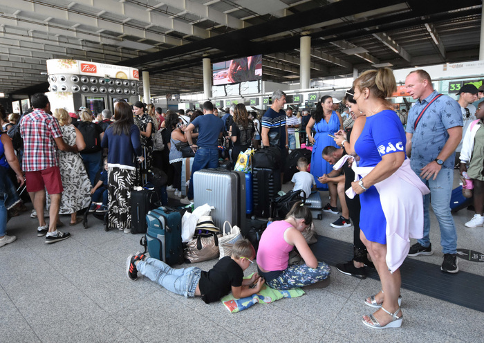 U mbyll për shkak të shpërthimit të vullkanit Etna, rihapet aeroporti i Katanias