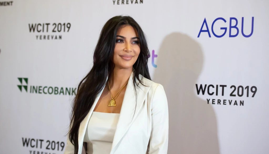Kim Kardashian shfaqet me një çantë 100 mijë euro