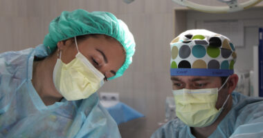 Hulumtimet e reja vërtetojnë se kirurget femra janë më të mira se meshkujt