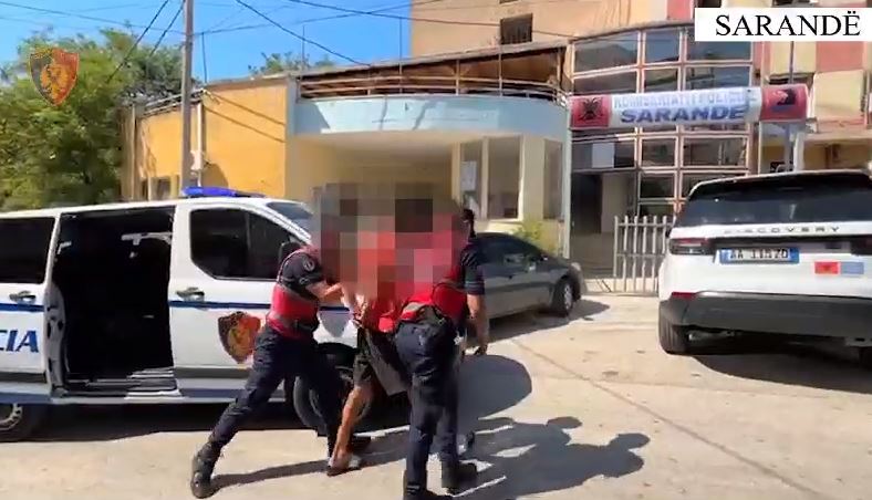 Sarandë/ Nuk iu bind urdhrit të policisë për të ndaluar dhe rrezikoi jetën e efektivëve, arrestohet 22-vjeçari: Çfarë iu sekuestrua