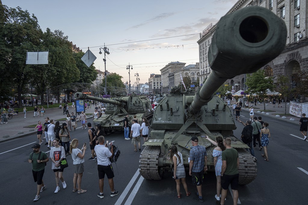 FOTO/ Tanket ruse të shkatërruara, rreshtohen në rrugët e Kievit