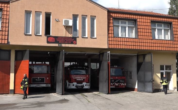 Zjarret në Mitrovicë, komandanti i Zjarrfikësve: Qytetarët të bëjnë kujdes