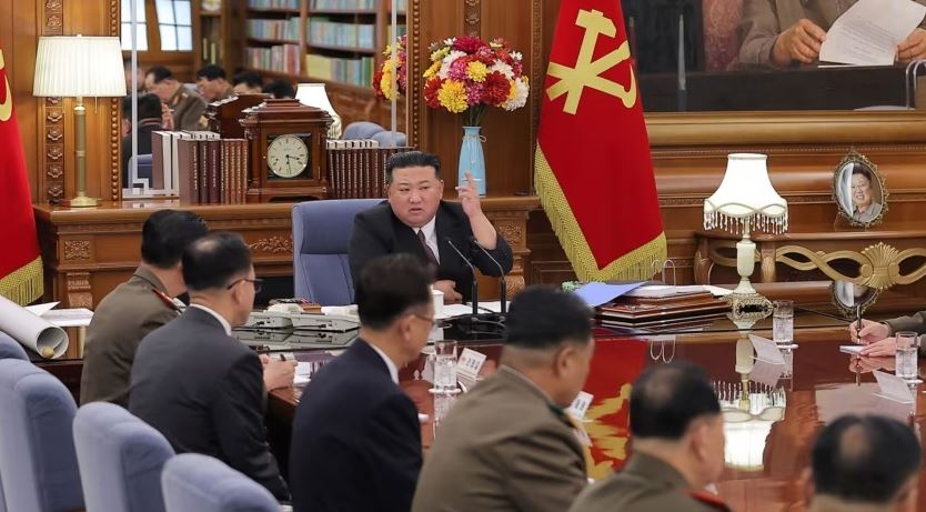 Kim Jong Un shkarkon shefin e ushtrisë dhe rrit “përgatitjet për luftë”