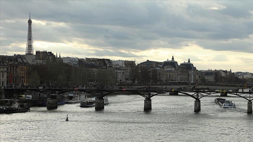 Paris, anulohen garat e notit në lumin Sena për shkak të ndotjes së ujit