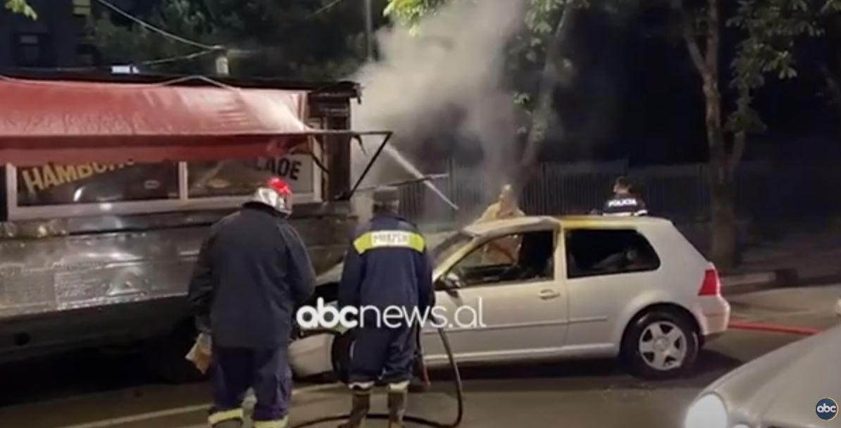 VIDEO/ Makina përfshihet në flakë në Korçë, zjarrfikësit në vendngjarje