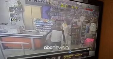 VIDEO/ Autori me thikë në dorë drejt kasës, si u grabitën 100 mijë lekë në pak minuta në Korçë