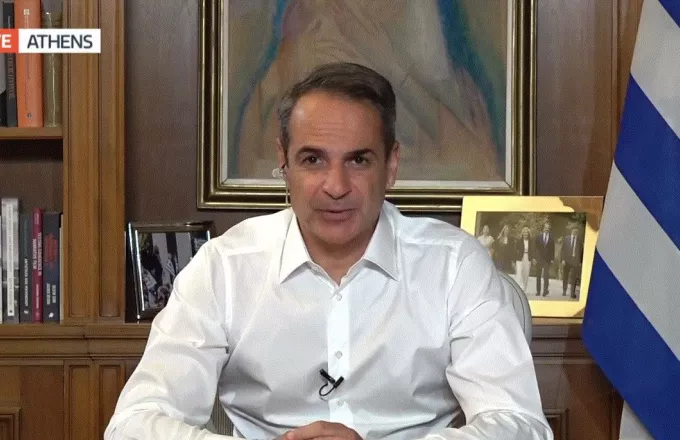 U larguan për shkak të zjarreve, Mitsotakis: Një javë pushim falas në Rodos për turistët e larguar nga rreziku