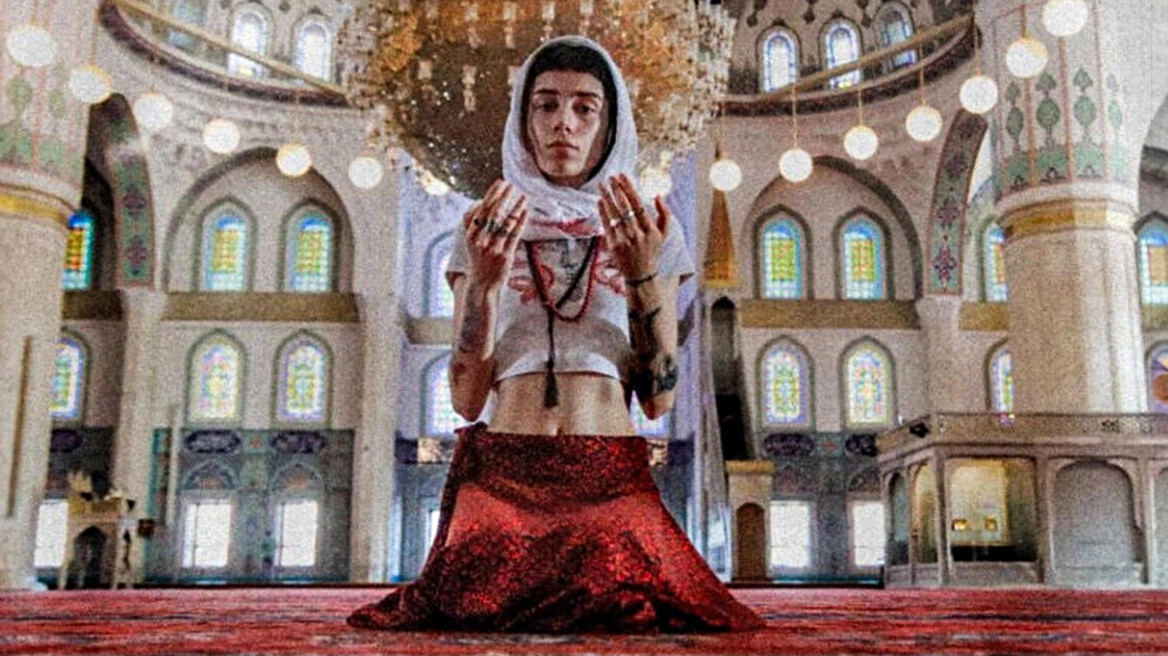 Bën bujë modelja që realizoi foto me barkun jashtë në xhaminë më të madhe në Ankara