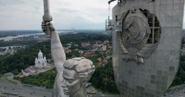 Kievi heq dorë nga çekiçi dhe drapri, ndryshime në monumentin e kryeqytetit