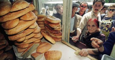 Situata në Nagorno-Karabkh/ Banorët në radhë për bukë, 1 në 3 persona vdes nga uria