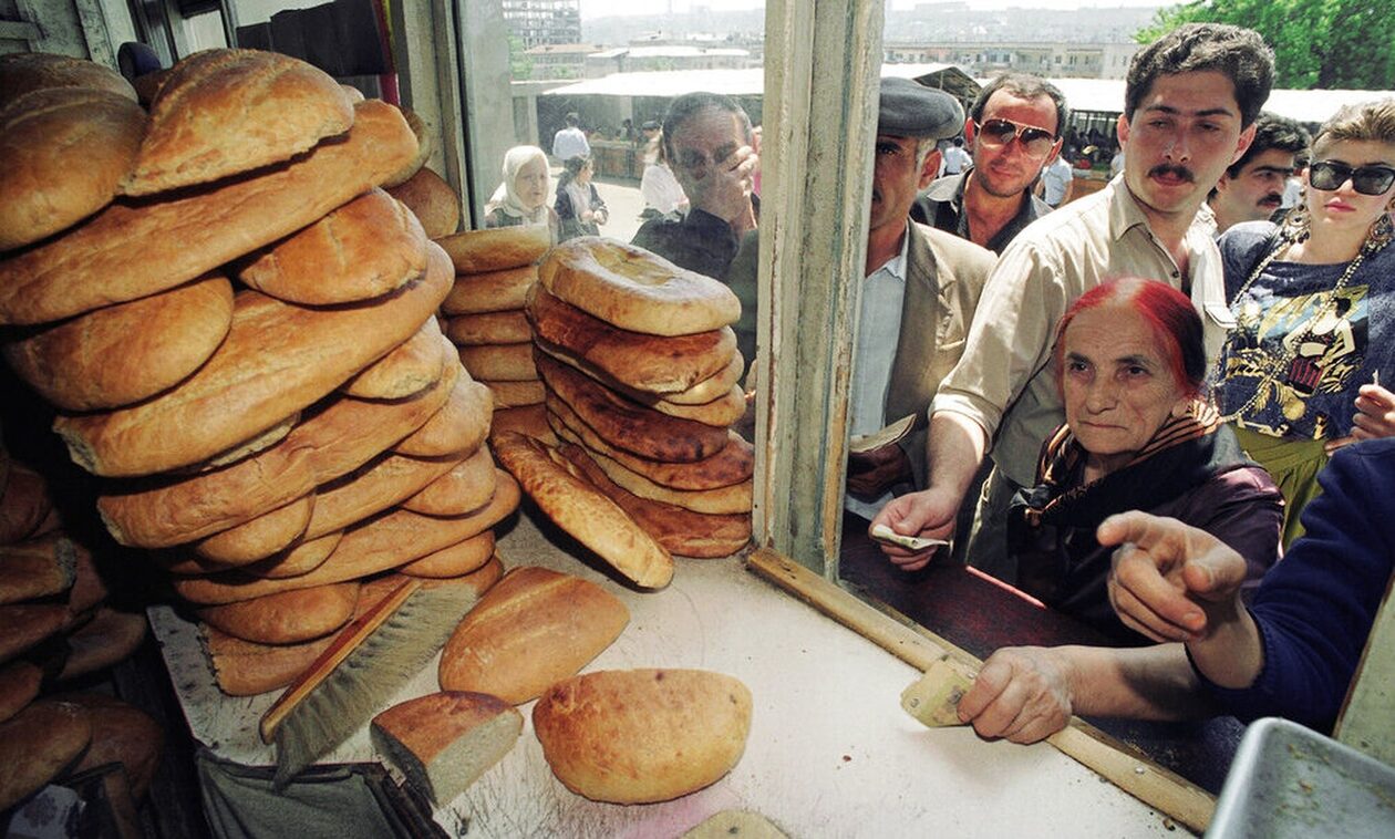 Situata në Nagorno-Karabkh/ Banorët në radhë për bukë, 1 në 3 persona vdes nga uria