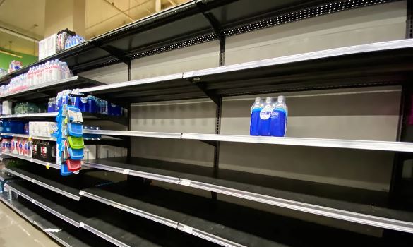 Florida dhe Kuba përgatiten për stuhinë Idalia, boshatisen raftet e supermarketeve