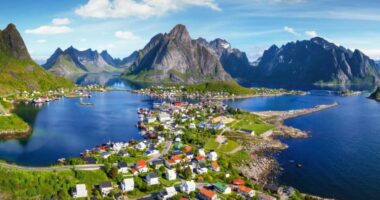 Valët e të nxehtit po ndryshojnë hartën e turizmit veror