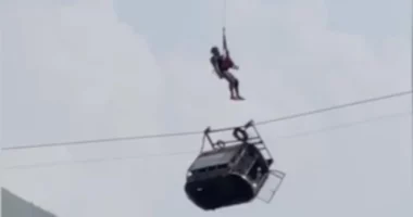 15 orë në ajër, shpëtohen fëmijët që u bllokuan në një teleferik në Pakistan